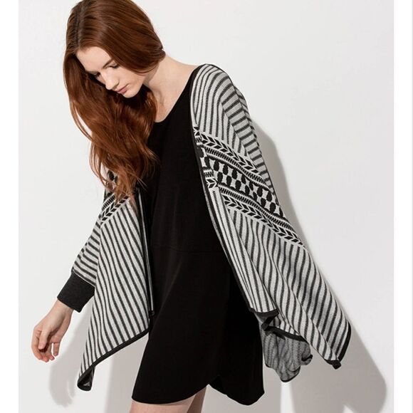 Kit and Ace Solstice Poncho One Size - Picture 1 of 11